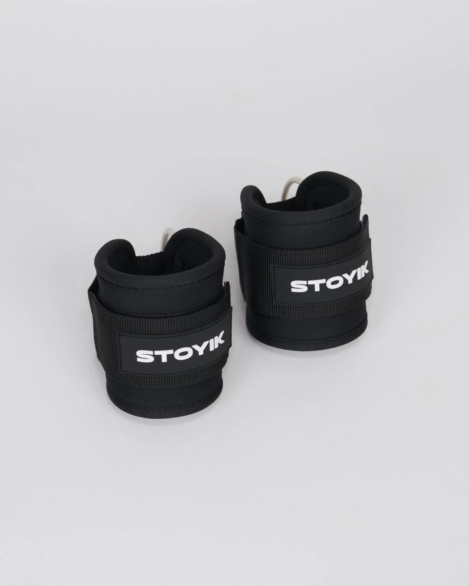 Paire de sangles de cheville STOYIK noires pour musculation, vue d’ensemble sur fond blanc