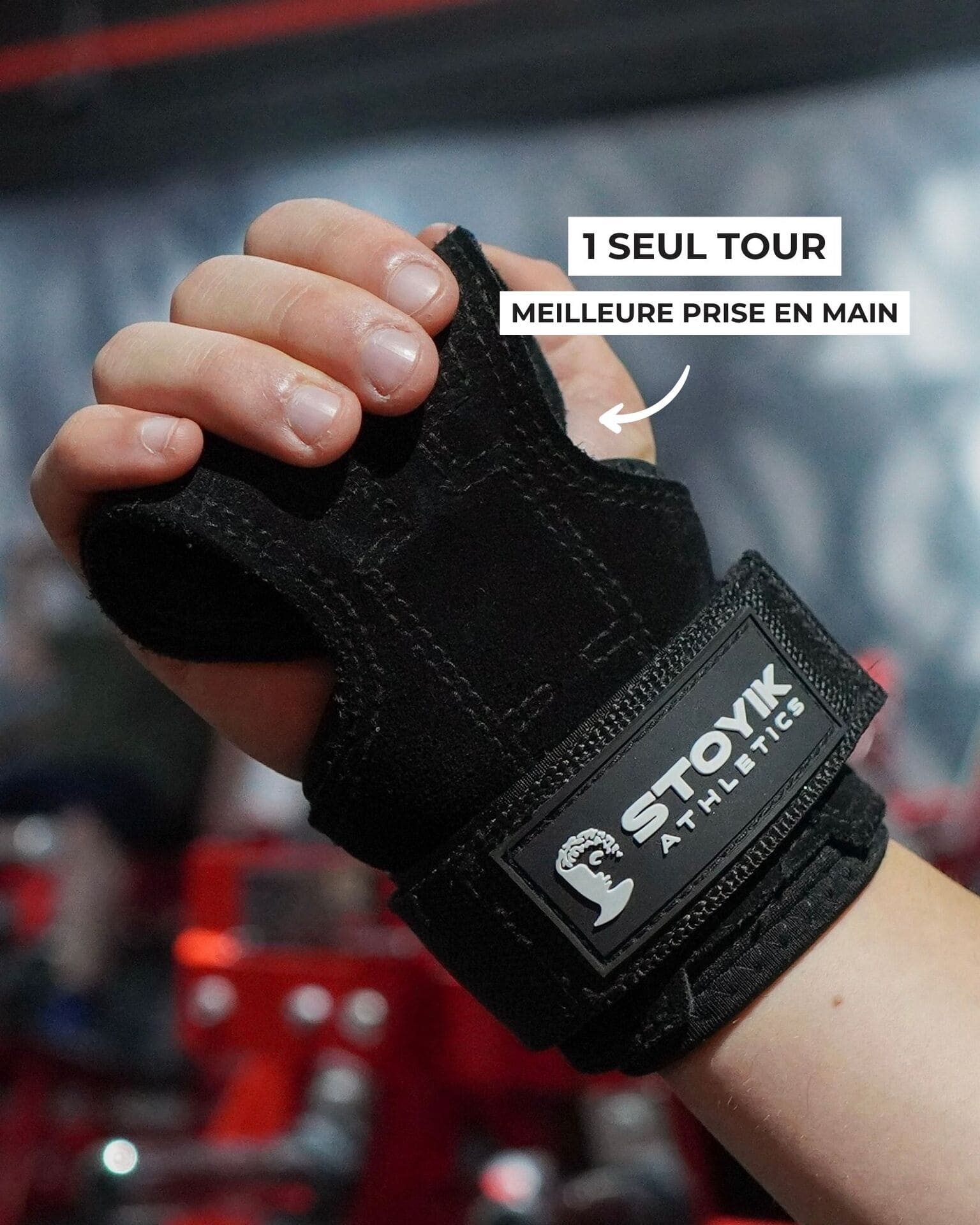 Sangle de tirage STOYIK Athletics vue de profil, attachée à la main et prête pour un exercice de musculation