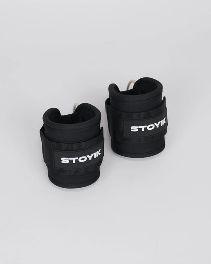 Paire de sangles de cheville STOYIK noires pour musculation, vue d’ensemble sur fond blanc