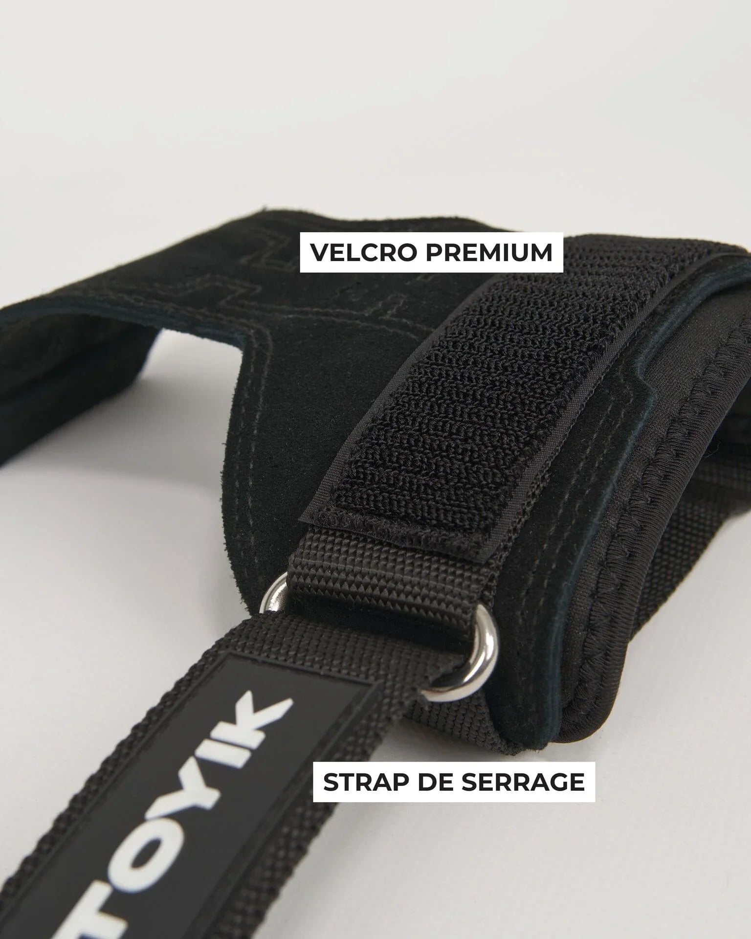 Détail de l'anneau métallique et du velcro d'une sangle de tirage STOYIK Athletics, permettant un ajustement personnalisé