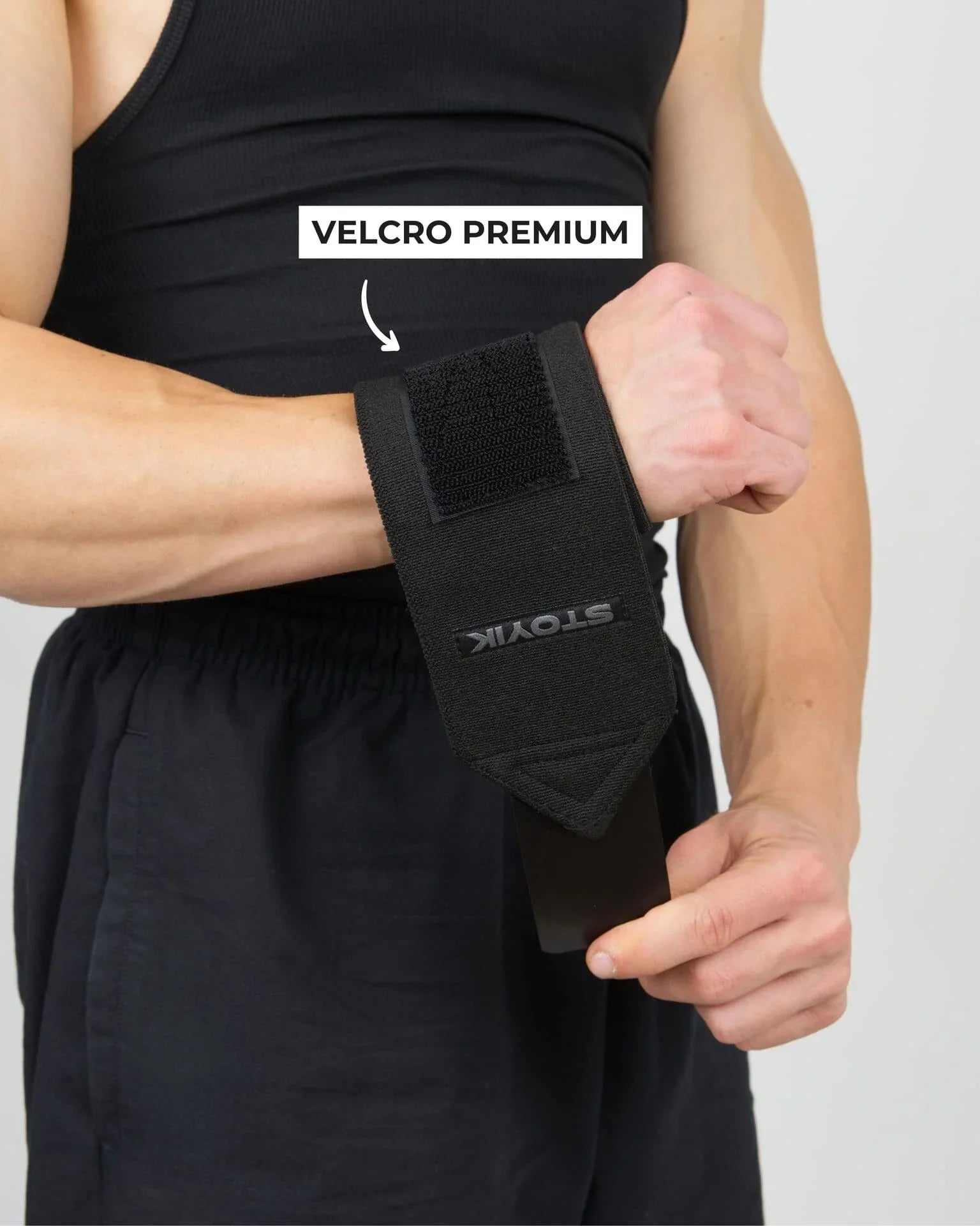 Athlète portant la bande de poignet STOYIK noire sur l’avant-bras gauche en préparation d’un exercice de tirage