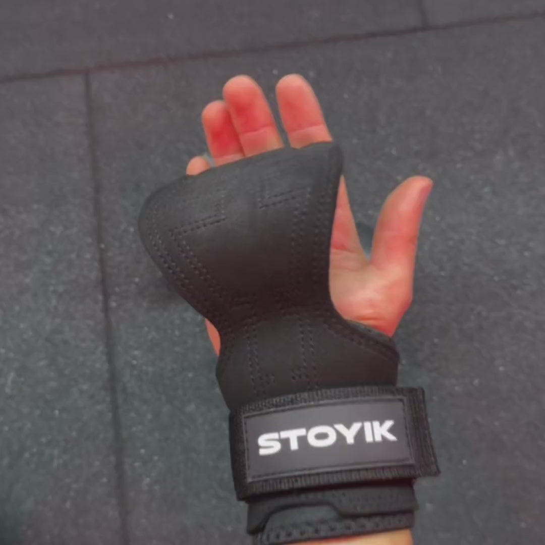 Charger la vidéo: Gros plan d'une vidéo montrant une main en train d'enrouler très rapidement une sangle de tirage grip musculation STOYIK autour d'une haltère