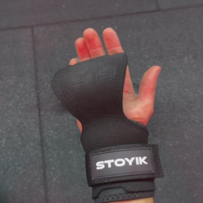 Gros plan d'une vidéo montrant une main en train d'enrouler très rapidement une sangle de tirage grip musculation STOYIK autour d'une haltère